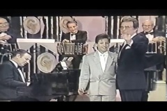 Silvio Soldán presentando al niño de la noche